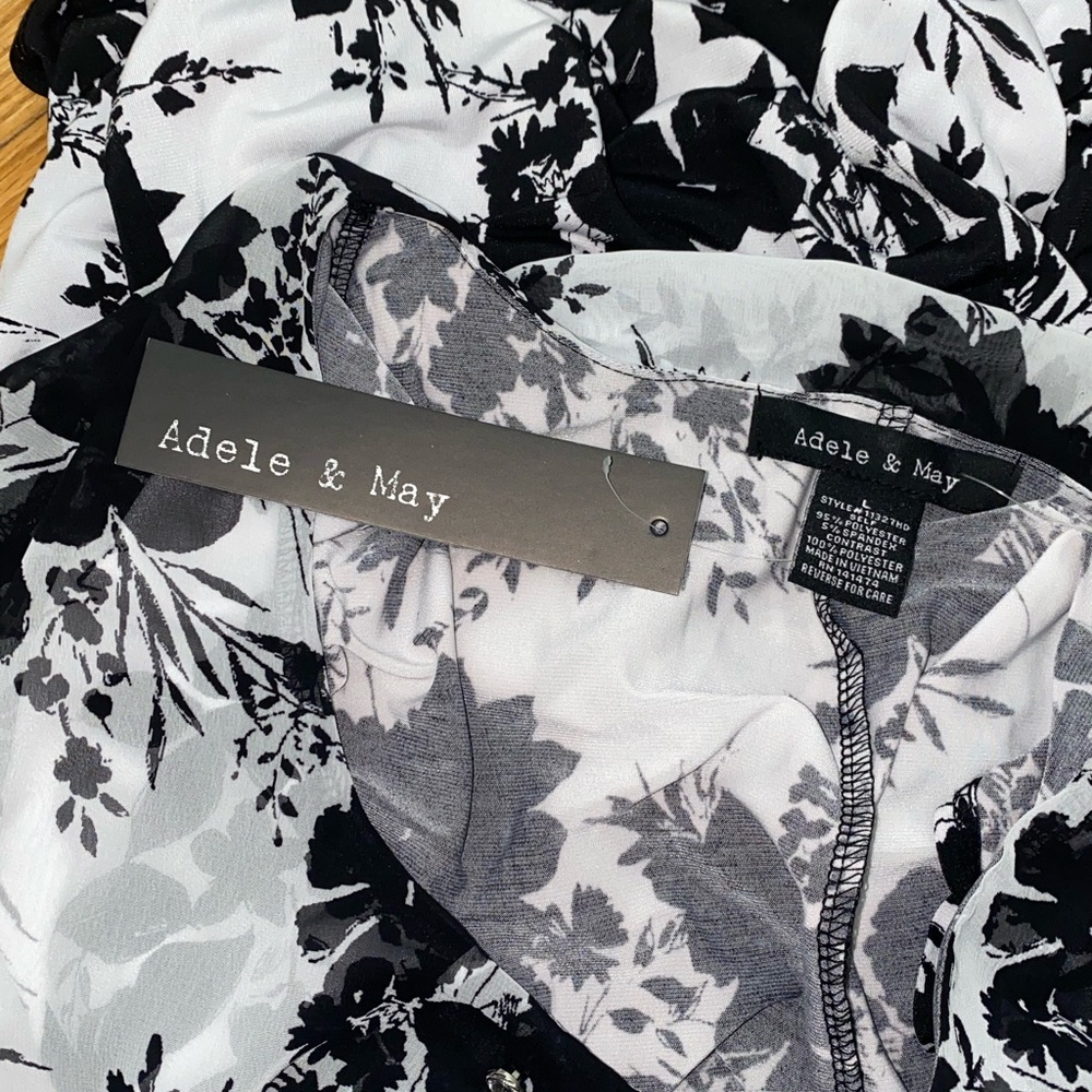Chic Black and White Floral Blouse. NWT - Picture 8 of 8